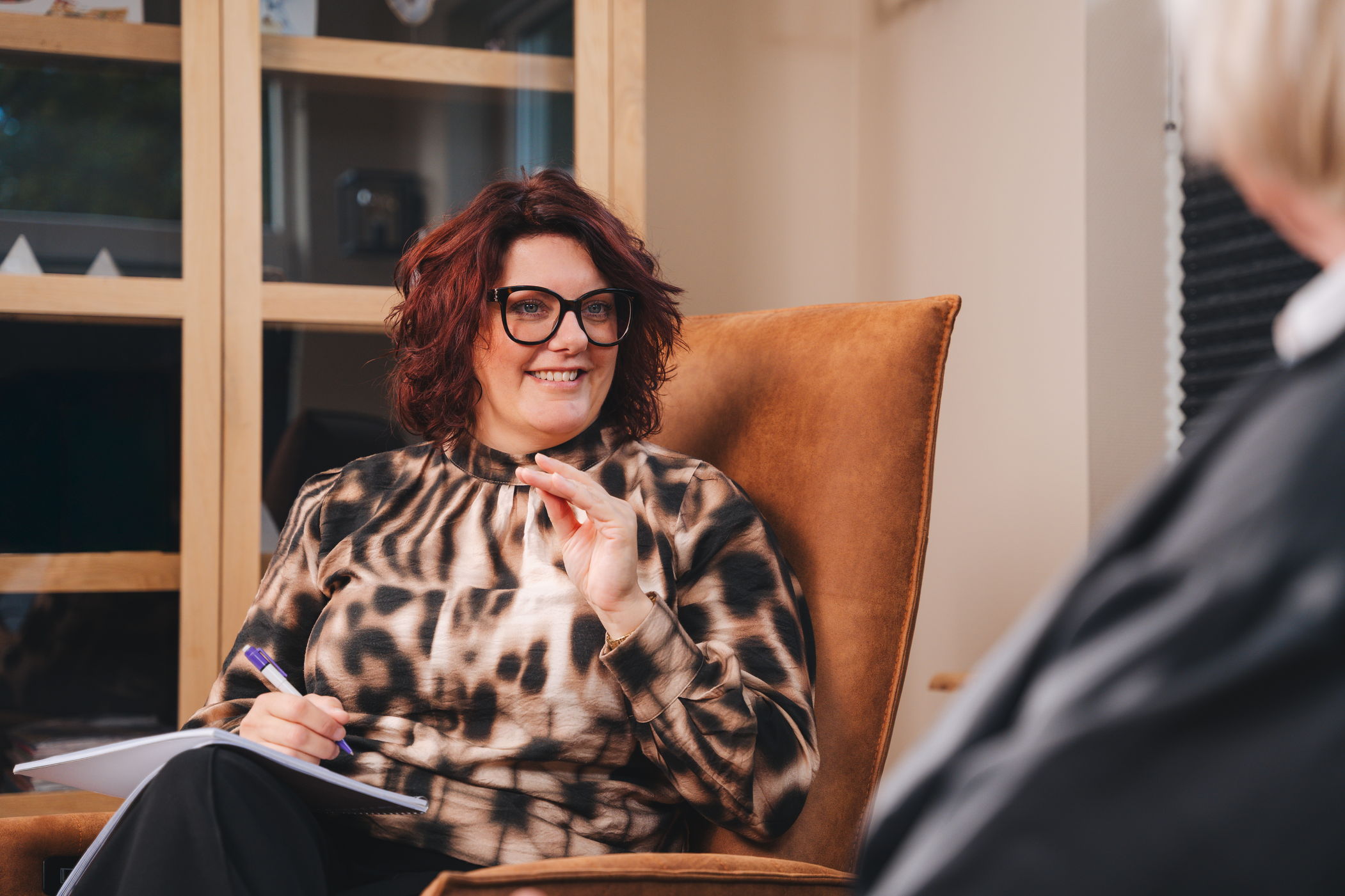 Marjolein zit in de stoel en praat met de klant - Migraine Specialist